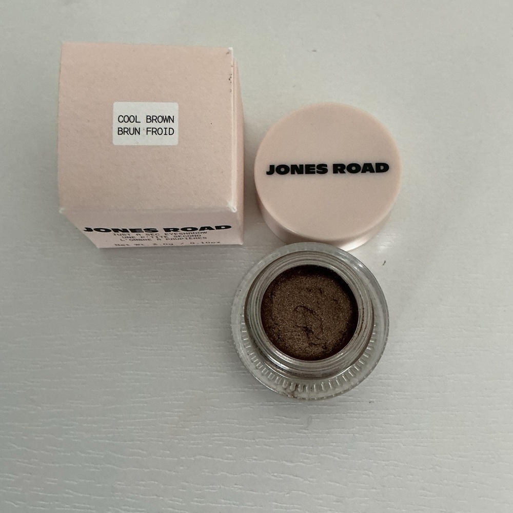 Jones Road Cool Brown Just a Sec Eyeshadow.